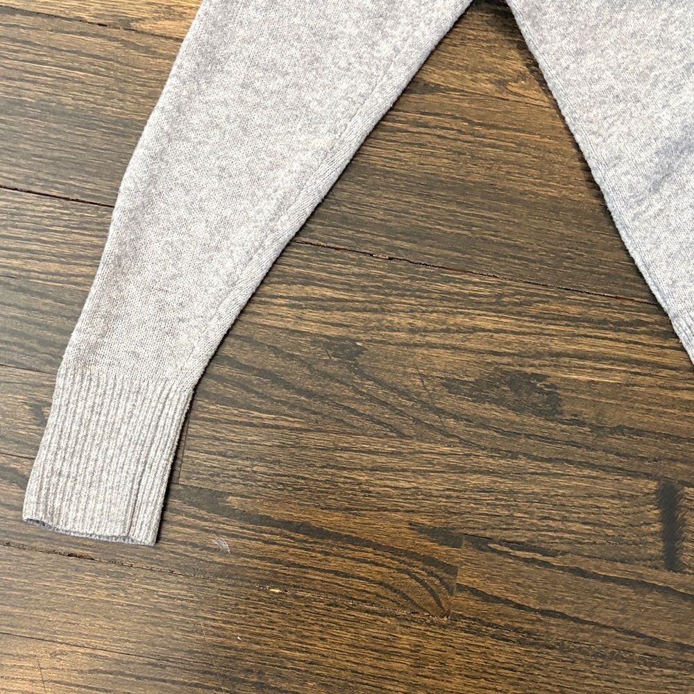 Aerie Light Gray V-Neck Knit Sweater (size XS) - Picture 7 of 12